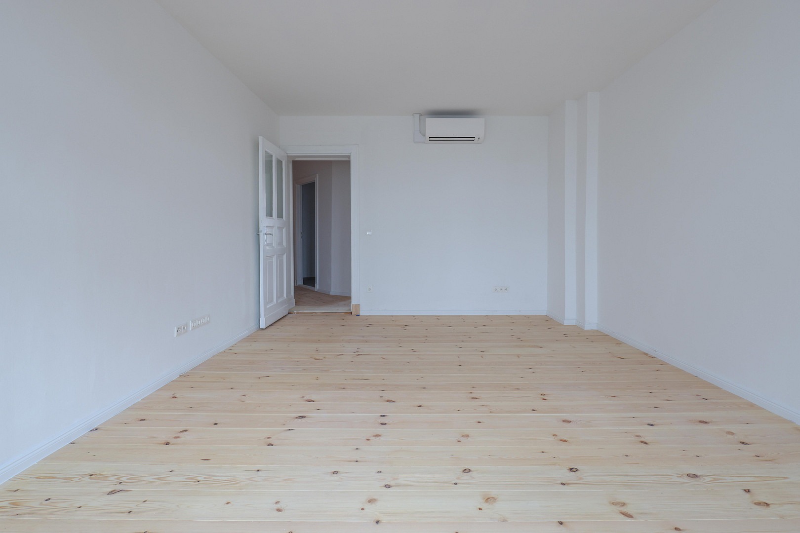 Completely renovated old building apartment with balcony near Schäfersee – photo 4