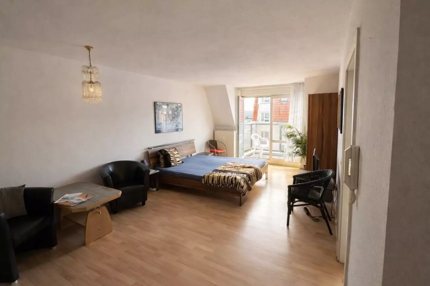 Furnished 2-Room Apartment with Balcony & Parking in Central Leipzig – photo 2