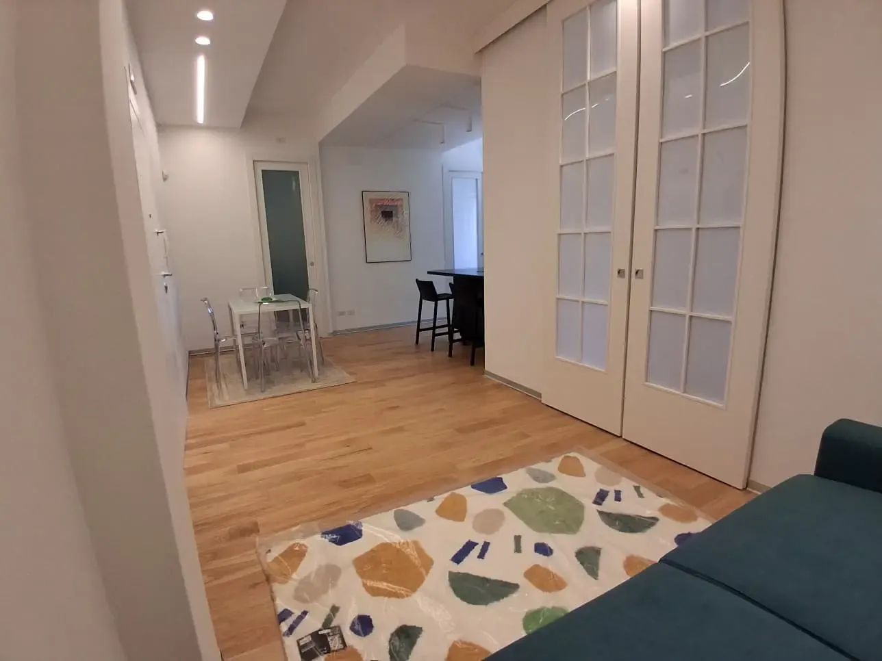 Elegant renovated one-bedroom apartment with pool, parking space, and tennis court – photo 2