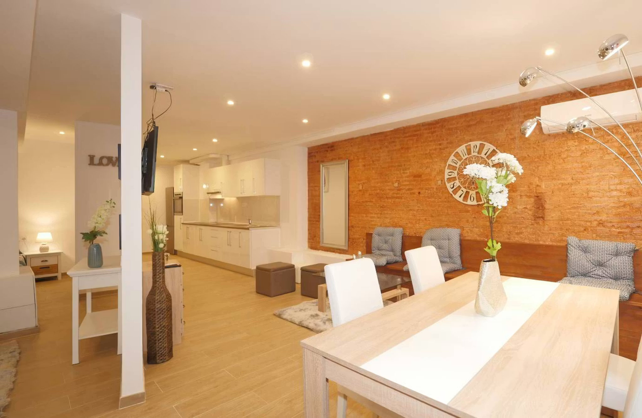 Spacious 1‑Bed Apartment — Carrer de la Junta de Comerç, Barcelona