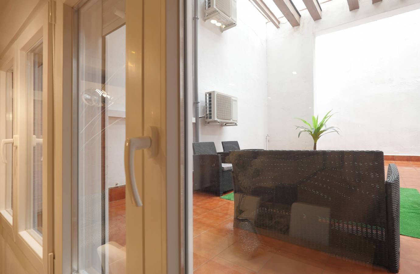 Spacious 1‑Bed Apartment — Carrer de la Junta de Comerç, Barcelona – photo 3