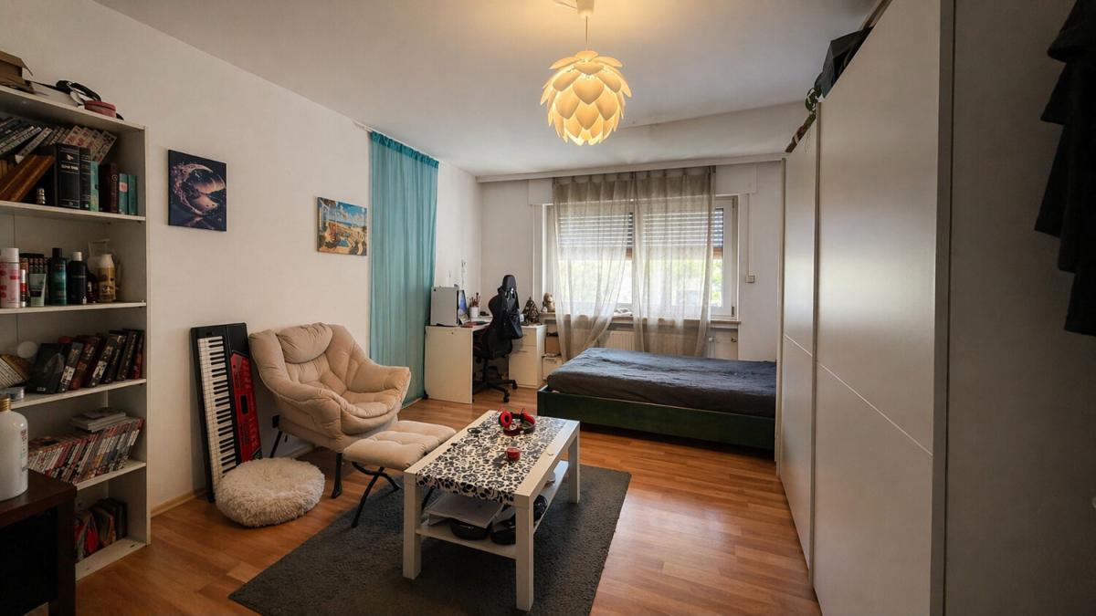 Charming Raised‑Ground Flat with Fitted Kitchen & Cellar — Ideal for Couples/Families – photo 3
