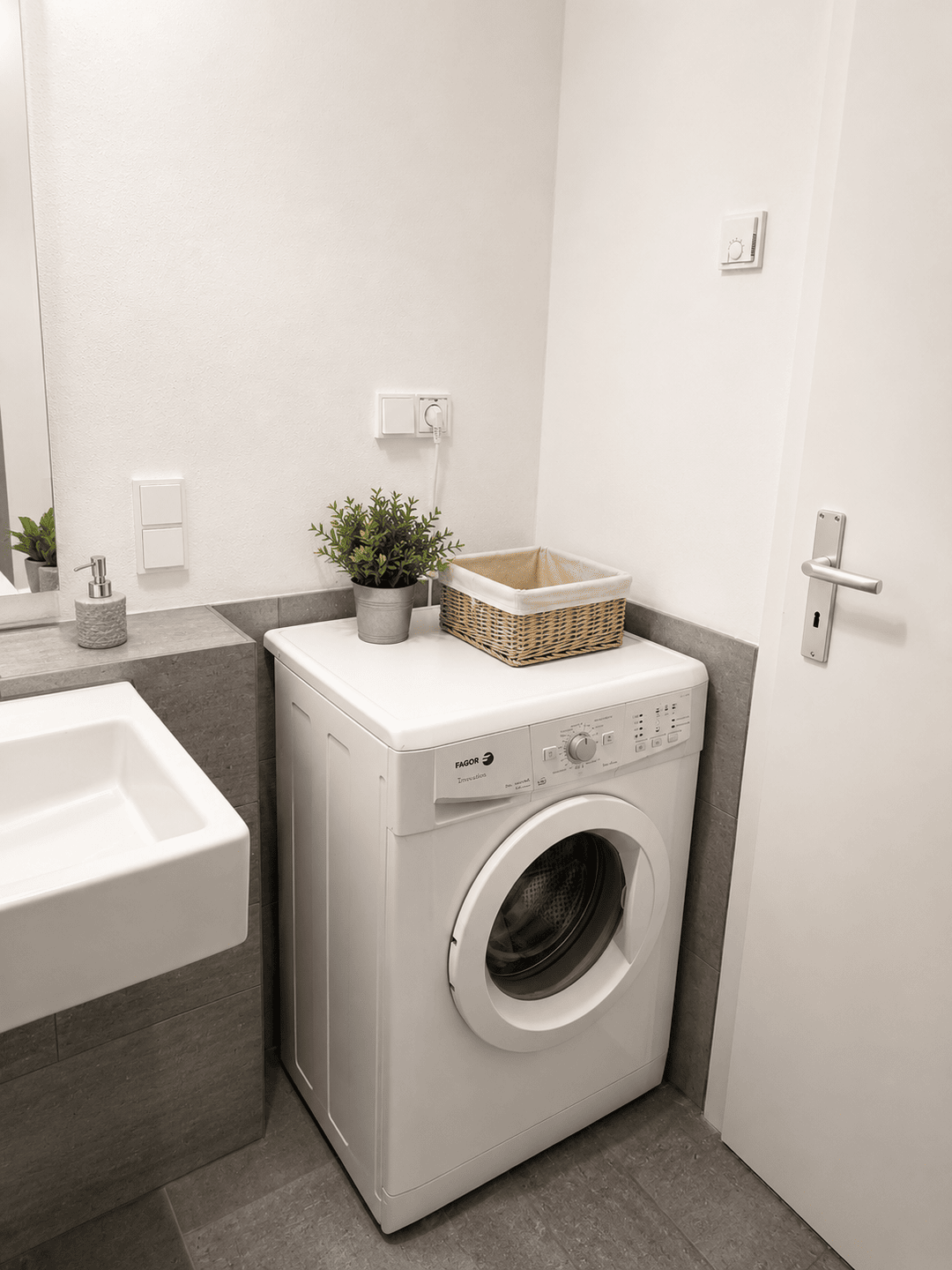 Fully Furnished Studio Apartment with Balcony in Berlin Mitte – photo 5